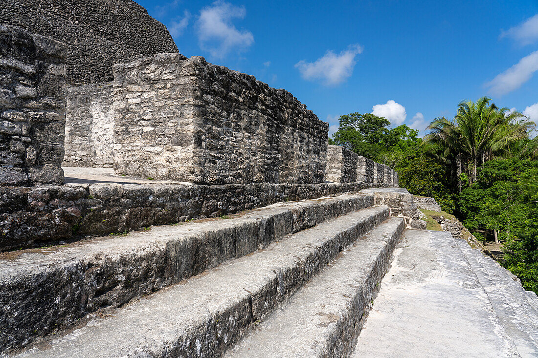 Struktur A-32 auf der Vorderseite von El Castillo (Struktur A-6) in den Maya-Ruinen im archäologischen Reservat von Xunantunich in Belize.