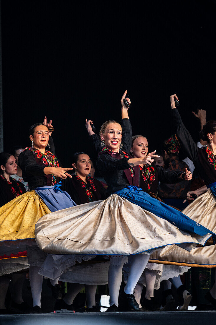 Baluarte Aragones und Raices de Aragon, traditionelle aragonesische Jota-Gruppen, treten auf der Plaza del Pilar während der El-Pilar-Feierlichkeiten in Zaragoza, Spanien, auf