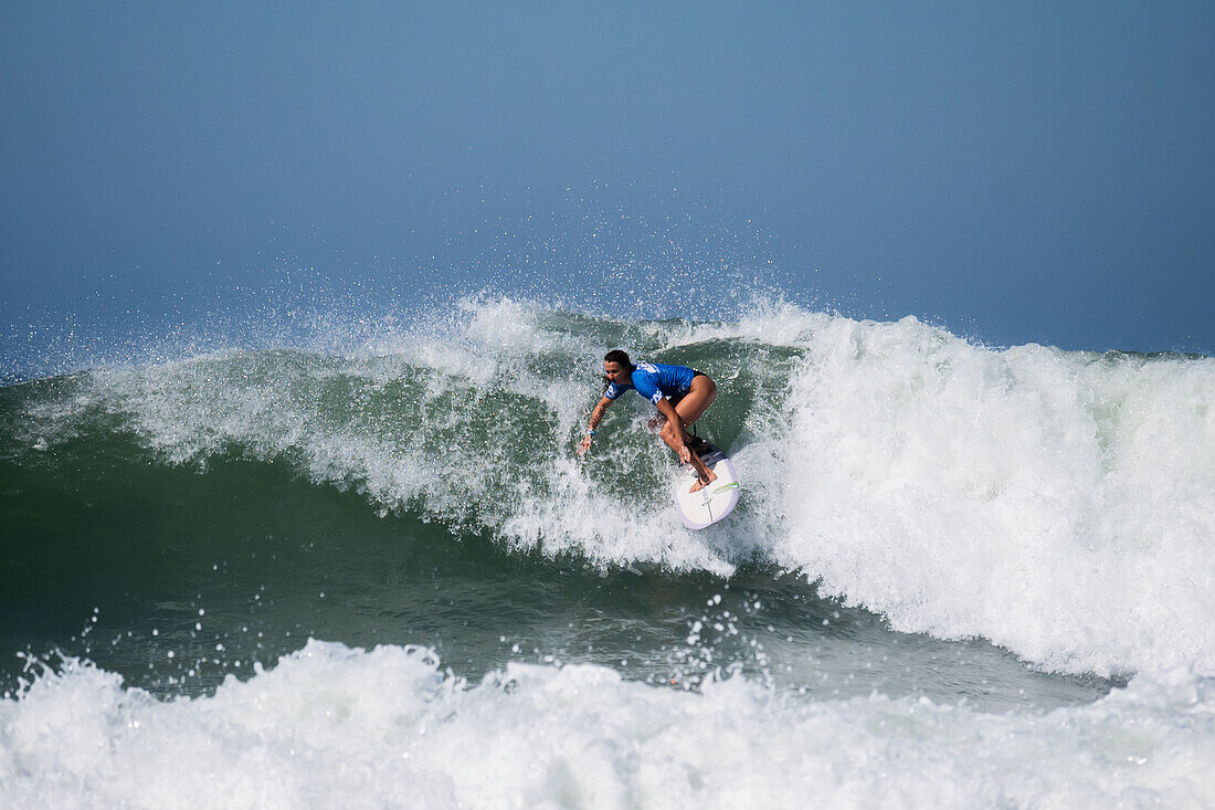 Maud Le Car beim Quiksilver Festival in Capbreton, Hossegor und Seignosse, bei dem 20 der besten Surfer der Welt, die von Jeremy Flores handverlesen wurden, im Südwesten Frankreichs gegeneinander antreten.