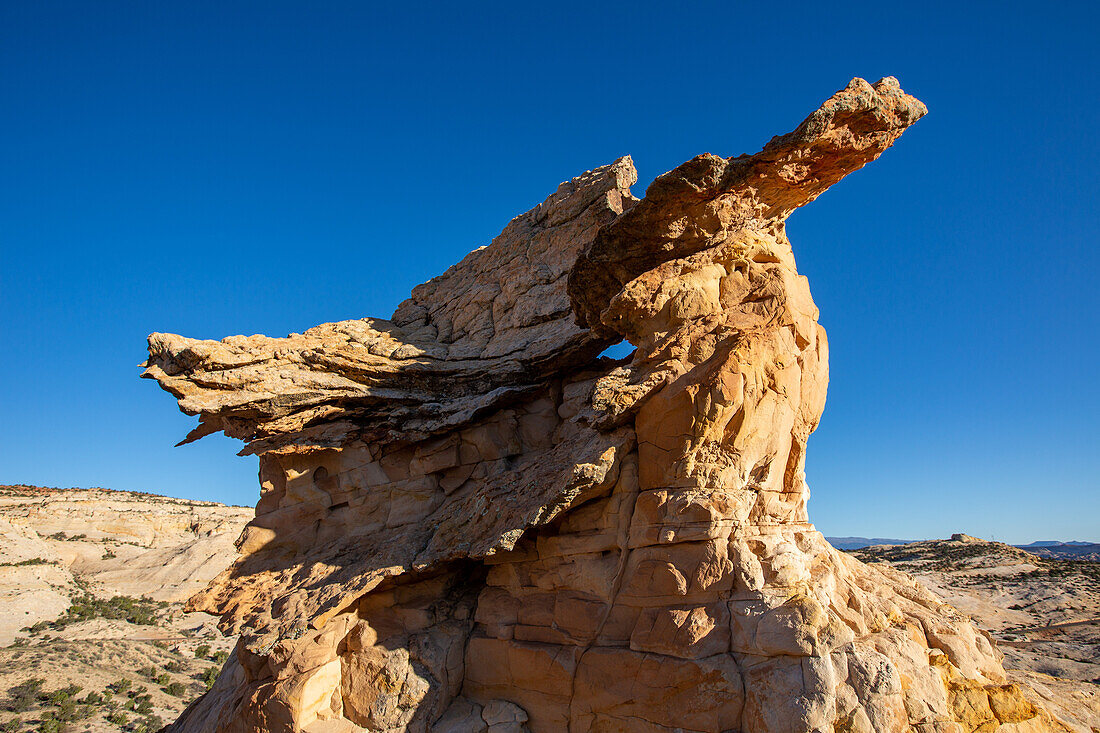 Ein Navajo-Sandstein-Hoodoo in Form eines Greifs oder eines Drachens im Grand Staircase-Escalante National Monument in Utah.