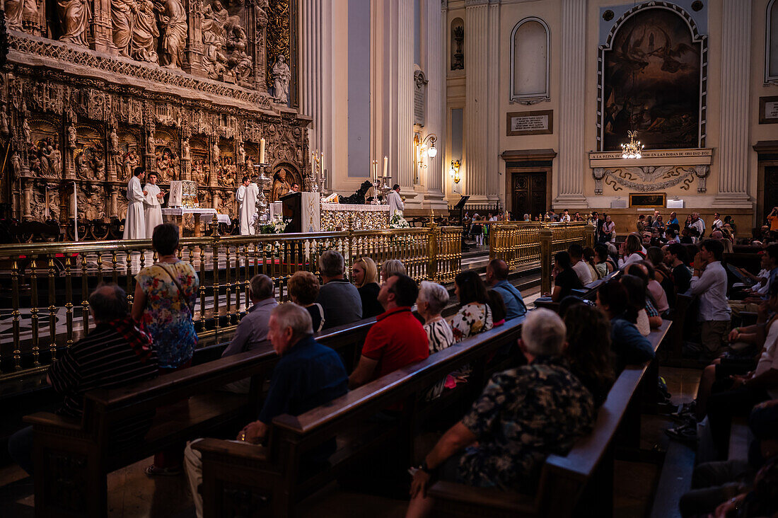 Gläubige in der Kathedrale-Basilika Unserer Lieben Frau von der Säule während des Blumenopfers für die Virgen del Pilar, der wichtigsten und beliebtesten Veranstaltung der Fiestas del Pilar, die am Tag der Spanier stattfindet, Zaragoza, Spanien