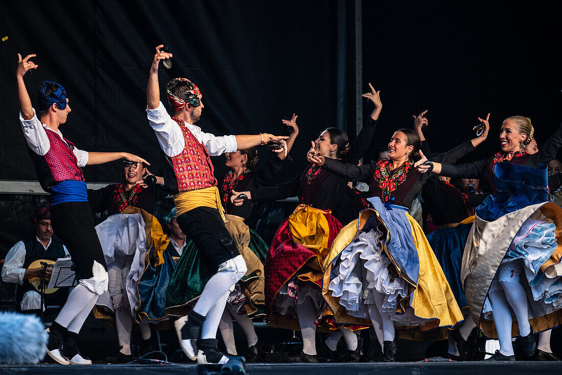 Baluarte Aragones und Raices de Aragon, traditionelle aragonesische Jota-Gruppen, treten auf der Plaza del Pilar während des El Pilar-Festes in Zaragoza, Spanien, auf