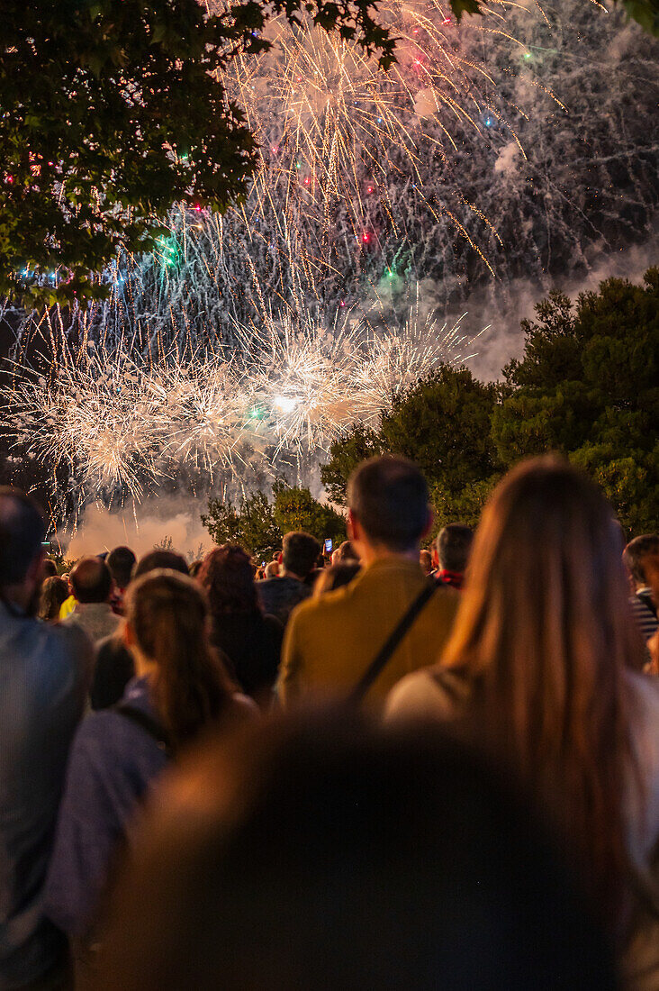 Das Feuerwerk gibt den Fiestas del Pilar in Zaragoza, Spanien, den letzten Schliff