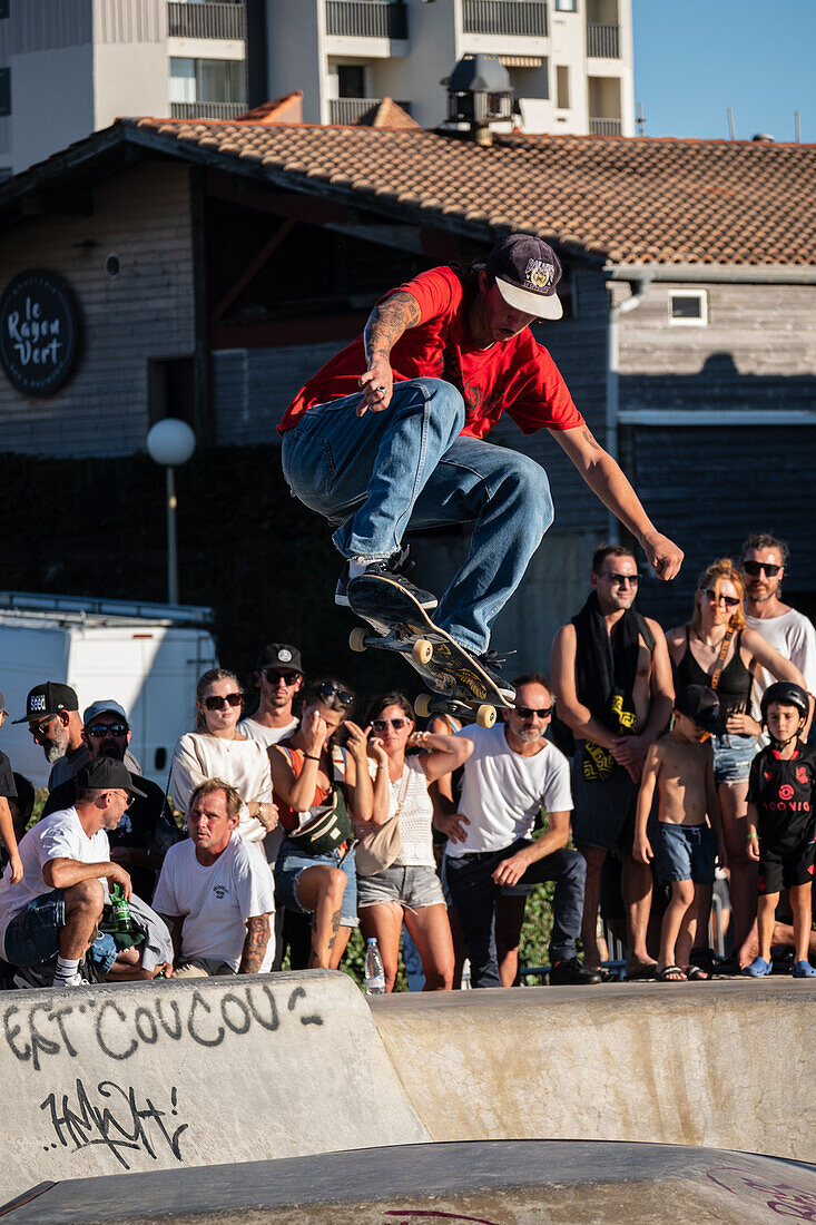 Skate-Event im Skatepark von Seignosse le Penon während des Quiksilver-Festivals in Capbreton, Hossegor und Seignosse mit 20 der besten Surfer der Welt, die von Jeremy Flores handverlesen wurden, um im Südwesten Frankreichs gegeneinander anzutreten.