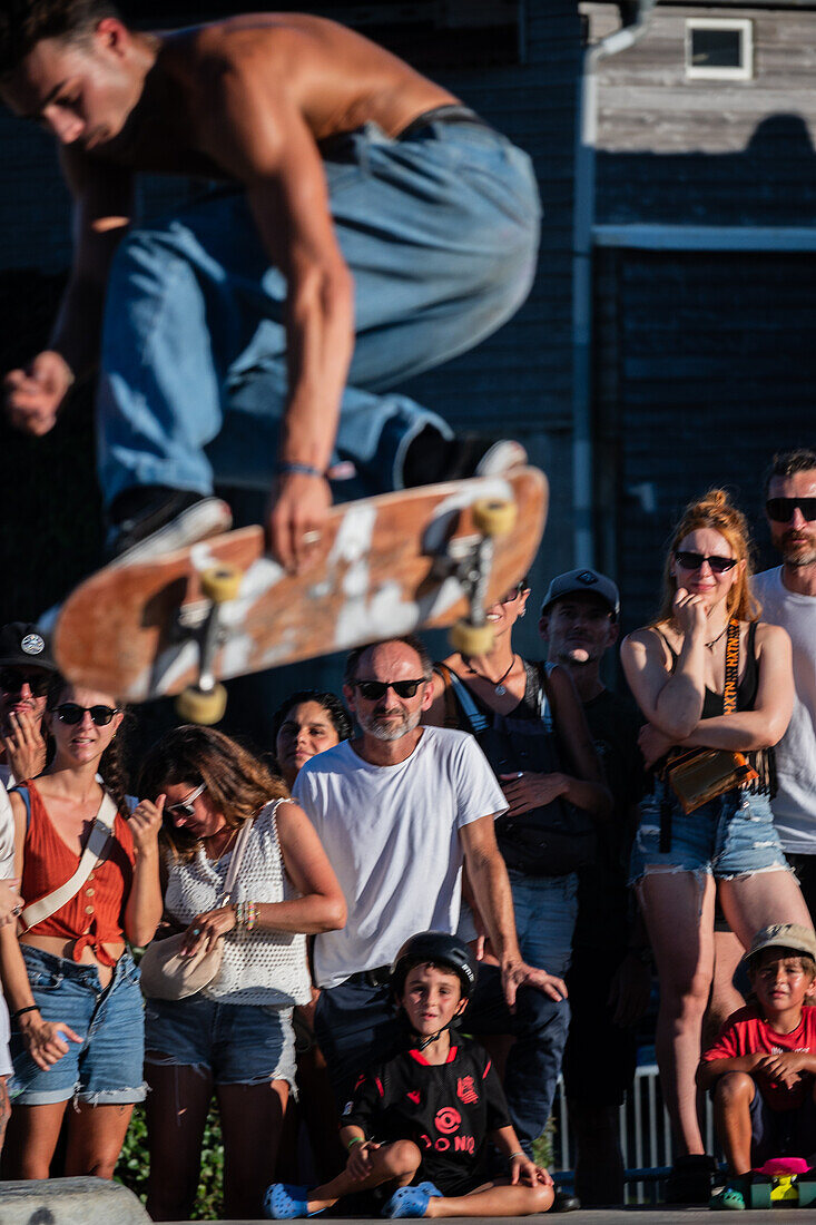Skate-Event im Skatepark von Seignosse le Penon während des Quiksilver-Festivals in Capbreton, Hossegor und Seignosse mit 20 der besten Surfer der Welt, die von Jeremy Flores ausgewählt wurden, um sich im Südwesten Frankreichs zu messen.