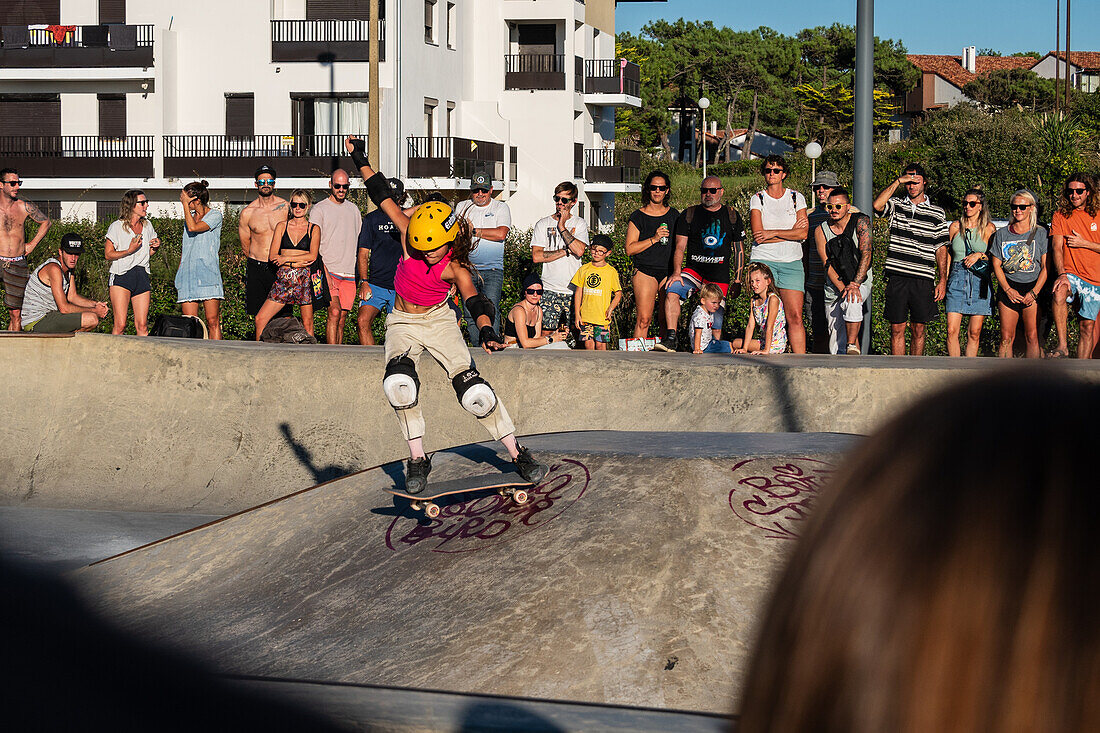 Skate-Event im Skatepark von Seignosse le Penon während des Quiksilver Festivals in Capbreton, Hossegor und Seignosse, mit 20 der besten Surfer der Welt, die von Jeremy Flores ausgewählt wurden, um sich im Südwesten Frankreichs zu messen.