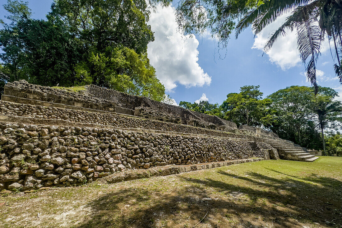 Struktur A-13 auf der Plaza A-2 im archäologischen Reservat Xunantunich in Belize.