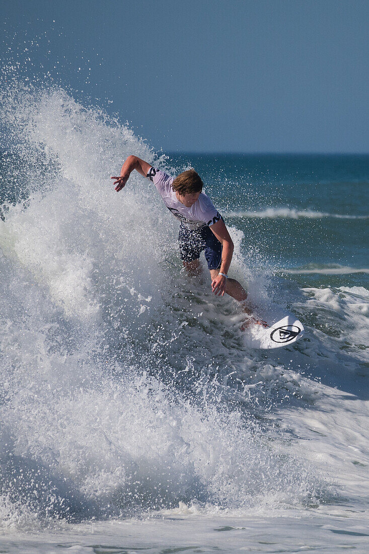 Der australische Profi-Surfer Kael Walsh beim Quiksilver Festival in Capbreton, Hossegor und Seignosse, bei dem 20 der besten Surfer der Welt, die von Jeremy Flores ausgewählt wurden, im Südwesten Frankreichs gegeneinander antreten.