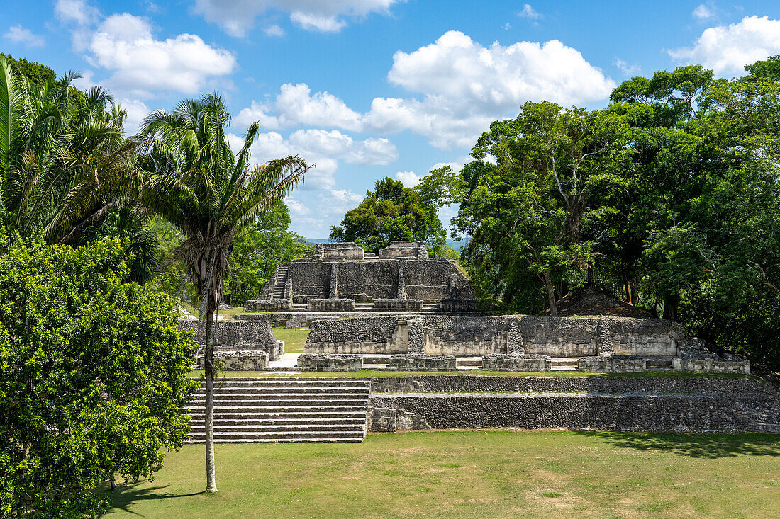 Struktur A-13 auf der Plaza A-2 im Vordergrund und Struktur A-11 dahinter im archäologischen Reservat Xunantunich in Belize.