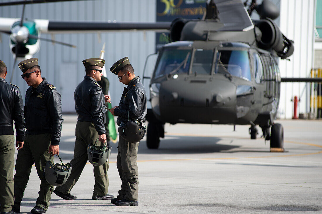 Piloten der kolumbianischen Drogenpolizei während einer Veranstaltung auf dem CATAM-Luftwaffenstützpunkt in Bogota, bei der die Botschaft der Vereinigten Staaten von Amerika in Kolumbien am 27. September 2023 drei Lockheed Martin UH60 Black Hawks zur Verbesserung der Drogenbekämpfungsmaßnahmen übergab.