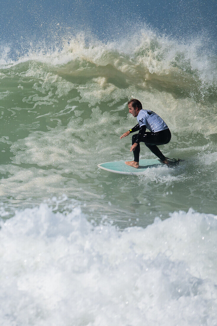 Der australische Profi-Surfer Josh Kerr während des Quiksilver-Festivals in Capbreton, Hossegor und Seignosse, bei dem 20 der besten Surfer der Welt, die von Jeremy Flores ausgewählt wurden, im Südwesten Frankreichs gegeneinander antreten.
