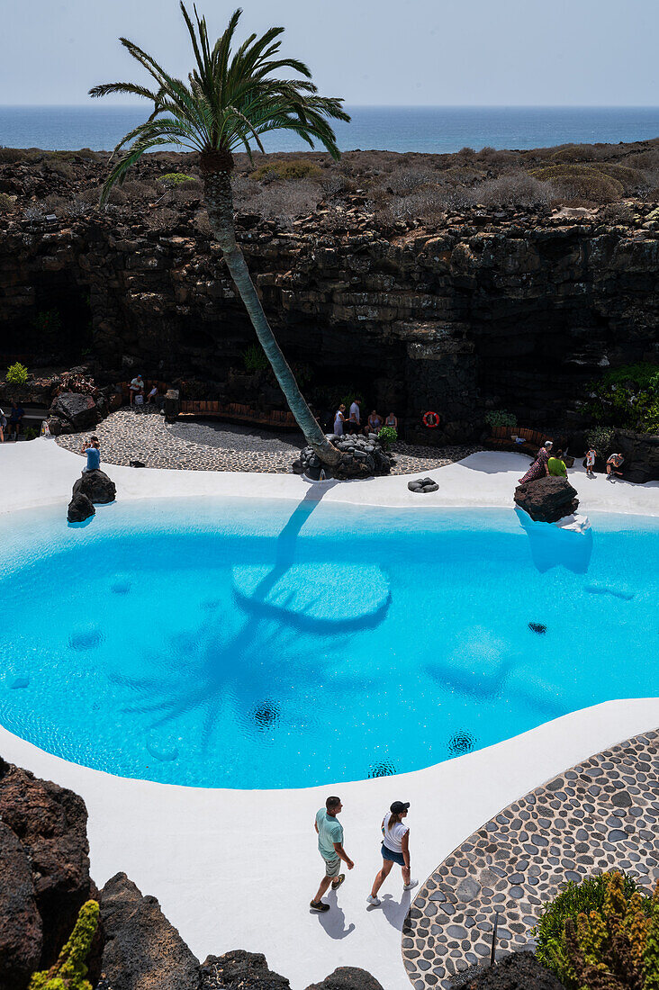 Jameos del Agua ist eine Reihe von Lavahöhlen und ein Kunst-, Kultur- und Tourismuszentrum, das vom einheimischen Künstler und Architekten Cesar Manrique auf Lanzarote, Kanarische Inseln, Spanien, geschaffen wurde.