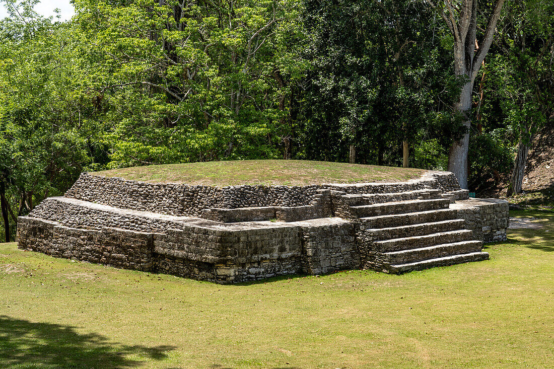 Struktur A-14 in Plaza A-2 in den Maya-Ruinen im archäologischen Reservat von Xunantunich in Belize.