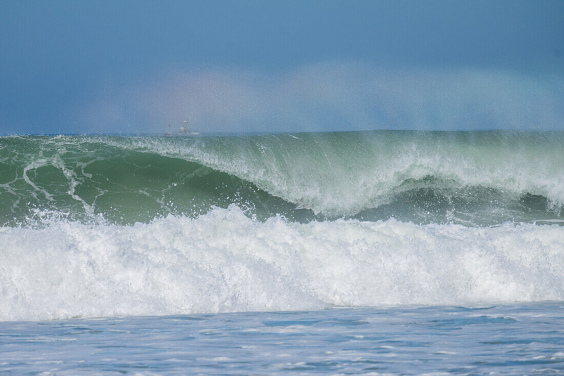 Quiksilver Festival celebrated in Capbreton, Hossegor and Seignosse, with 20 of the best surfers in the world hand-picked by Jeremy Flores to compete in south west of France.\n