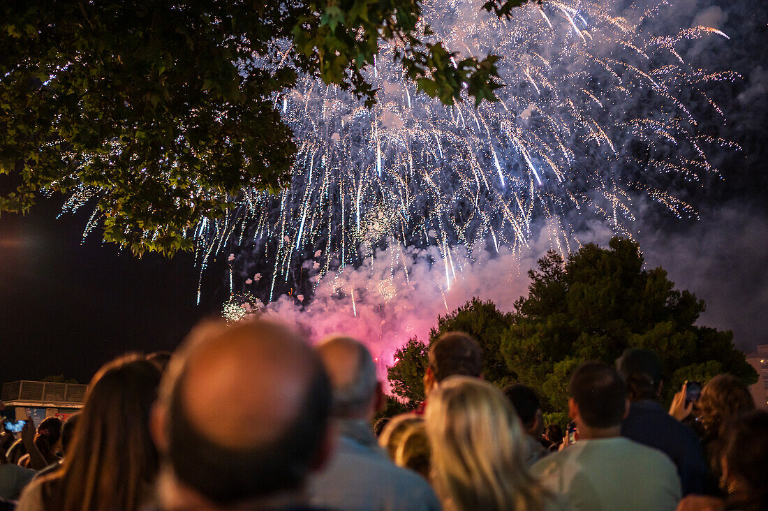 Das Feuerwerk gibt den Fiestas del Pilar in Zaragoza, Spanien, den letzten Schliff.