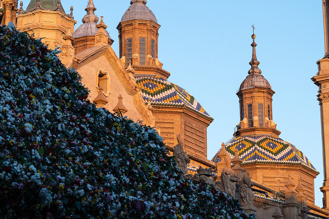 Das Blumenopfer für die Virgen del Pilar ist das wichtigste und beliebteste Ereignis der Fiestas del Pilar, die am Tag der Spanier stattfinden, Zaragoza, Spanien