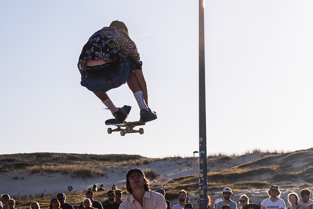Skate-Event im Skatepark von Seignosse le Penon während des Quiksilver-Festivals in Capbreton, Hossegor und Seignosse mit 20 der besten Surfer der Welt, die von Jeremy Flores handverlesen wurden, um im Südwesten Frankreichs gegeneinander anzutreten.