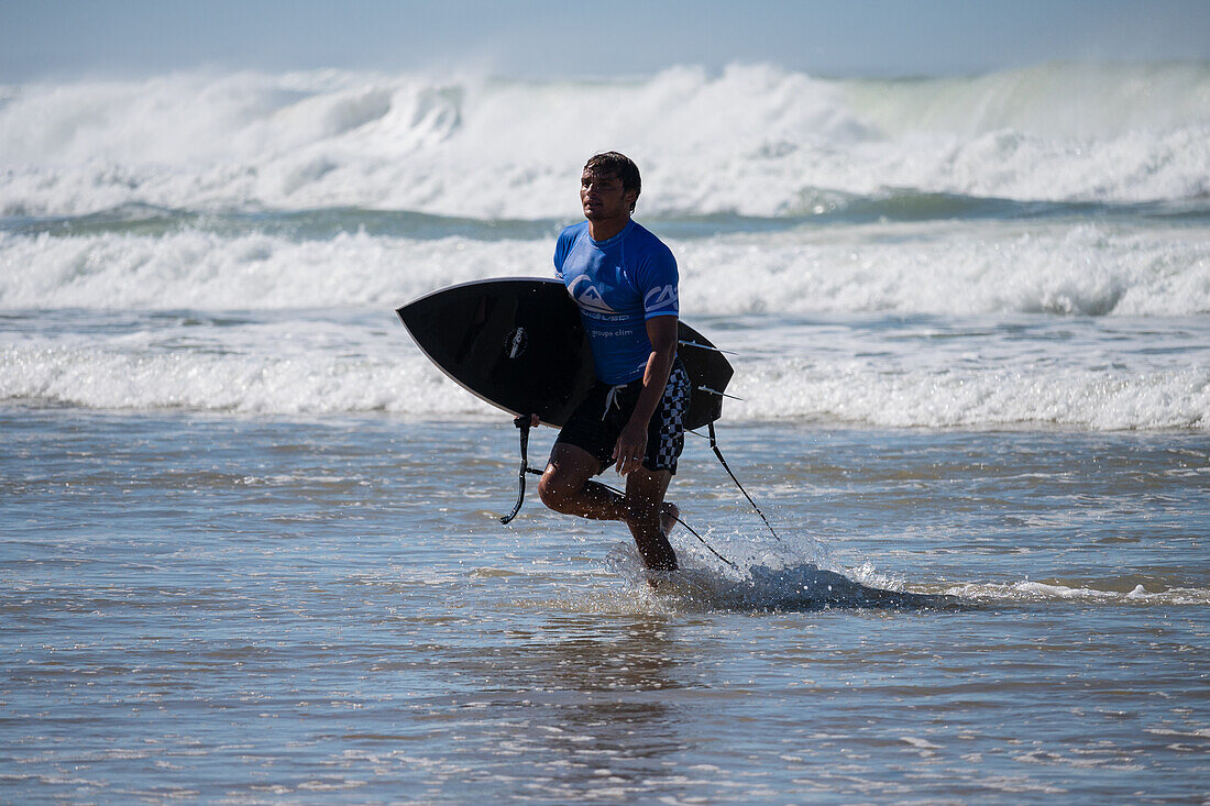 Marc Lacomare, französischer Profi-Surfer, während des Quiksilver Festivals in Capbreton, Hossegor und Seignosse, mit 20 der besten Surfer der Welt, die von Jeremy Flores handverlesen wurden, um im Südwesten Frankreichs gegeneinander anzutreten.