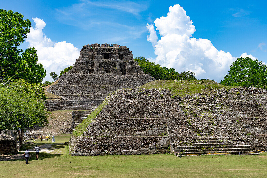 Struktur A-1 gegenüber Plaza A-2, mit El Castillo dahinter in den Maya-Ruinen im archäologischen Reservat von Xunantunich in Belize.