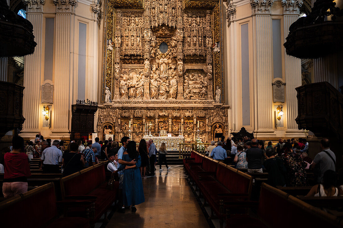 Gläubige in der Kathedrale-Basilika Unserer Lieben Frau von der Säule während des Blumenopfers für die Virgen del Pilar, der wichtigsten und beliebtesten Veranstaltung der Fiestas del Pilar am Tag der Spanier, Zaragoza, Spanien