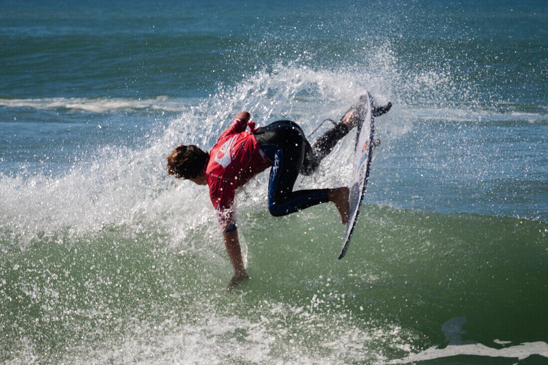 Jackson Dorian, junges hawaiianisches Surftalent und Sohn des legendären Shane Dorian, während des Quiksilver Festivals in Capbreton, Hossegor und Seignosse, bei dem 20 der besten Surfer der Welt von Jeremy Flores ausgewählt wurden, um sich im Südwesten Frankreichs zu messen.