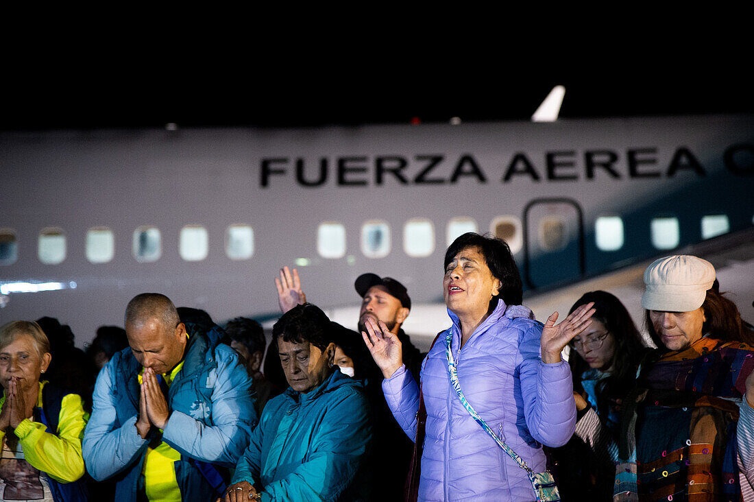 Kolumbianer kommen mit einem humanitären Flug der kolumbianischen Luftwaffe aus Tel Aviv (Israel) an, nachdem die militante palästinensische Gruppe Hamas einen Überraschungsangriff verübt hat, in Bogota, Kolumbien, 13. Oktober 2023.