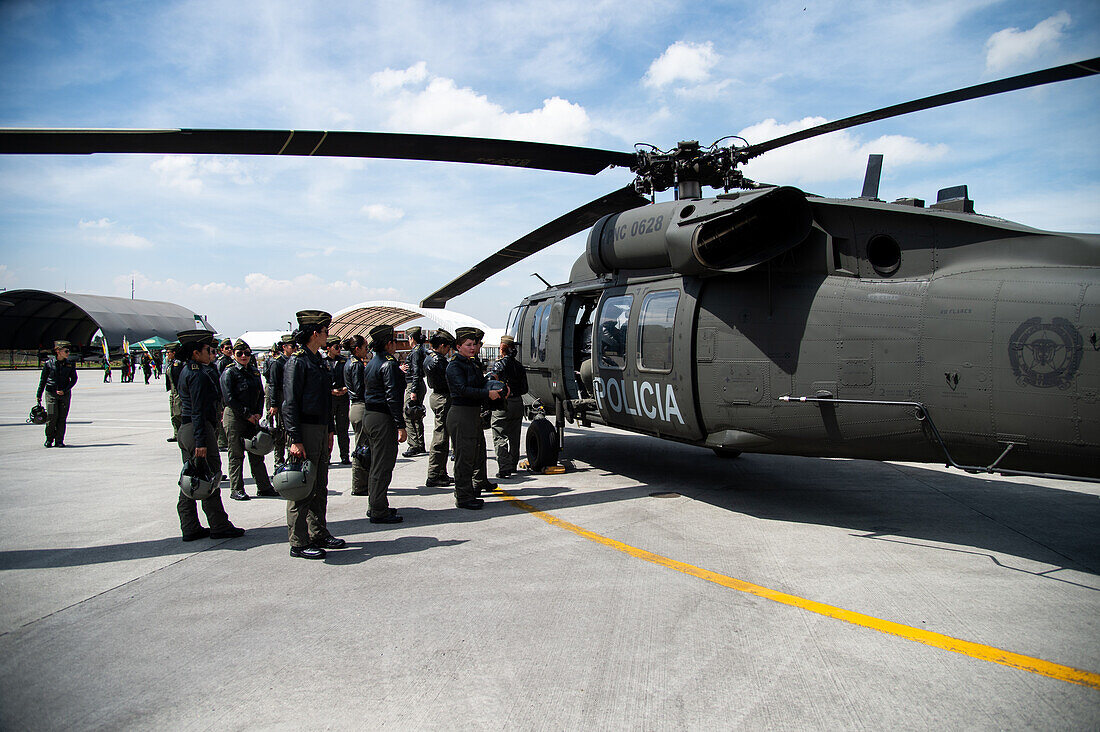 Hubschrauberpiloten der kolumbianischen Nationalpolizei inspizieren einen der neuen UH60 Black Hawk Hubschrauber während einer Veranstaltung auf der CATAM - Airbase in Bogota, wo die Botschaft der Vereinigten Staaten von Amerika in Kolumbien drei Lockheed Martin UH60 Black Hawks zur Verbesserung der Drogenbekämpfung übergab, am 27. September 2023.