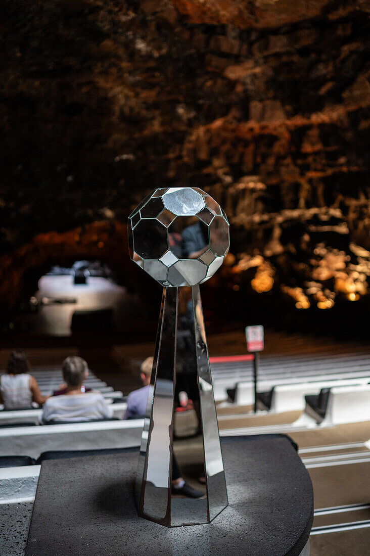 Auditorium in den Jameos del Agua, einer Reihe von Lavahöhlen und einem Kunst-, Kultur- und Tourismuszentrum, das vom einheimischen Künstler und Architekten Cesar Manrique auf Lanzarote, Kanarische Inseln, Spanien, geschaffen wurde