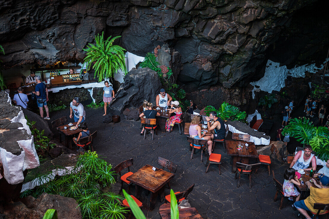 Café in den Jameos del Agua, einer Reihe von Lavahöhlen und einem Kunst-, Kultur- und Tourismuszentrum, das vom lokalen Künstler und Architekten Cesar Manrique geschaffen wurde, Lanzarote, Kanarische Inseln, Spanien