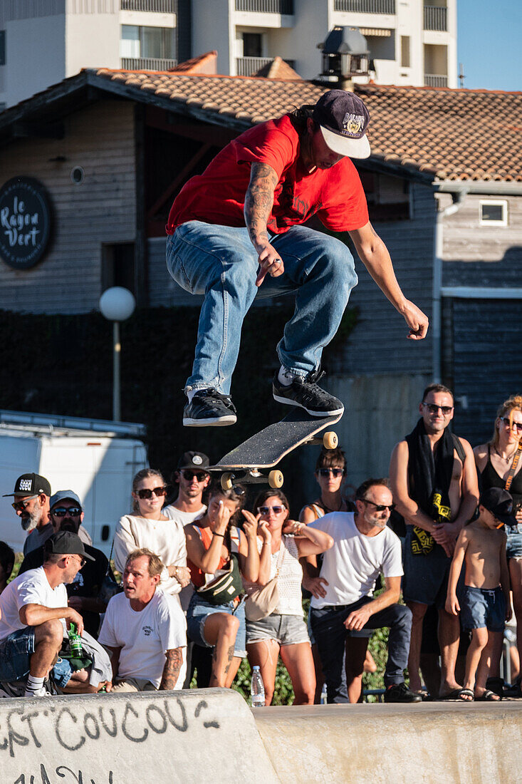 Skate-Event im Skatepark von Seignosse le Penon während des Quiksilver Festivals in Capbreton, Hossegor und Seignosse, mit 20 der besten Surfer der Welt, die von Jeremy Flores ausgewählt wurden, um im Südwesten Frankreichs gegeneinander anzutreten.