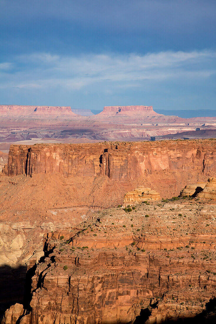 Sandsteinformationen entlang des Millard Canyon in den Orange Cliffs von Glen Canyon NRA mit Junction Butte im Canyonlands NP im Hintergrund. Utah.