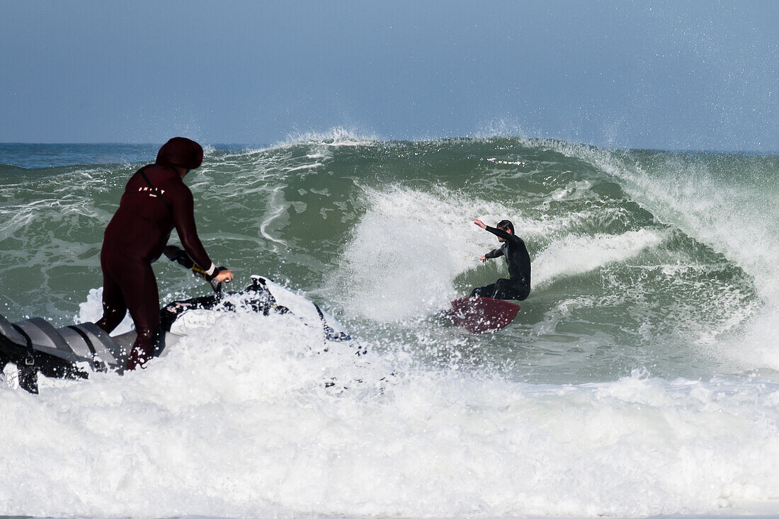 Quiksilver Festival in Capbreton, Hossegor und Seignosse, mit 20 der besten Surfer der Welt, die von Jeremy Flores ausgewählt wurden, um sich im Südwesten Frankreichs zu messen.