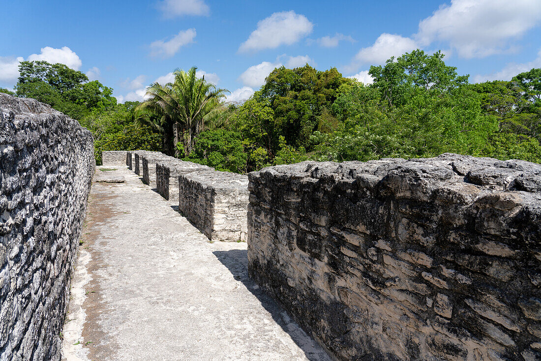 Struktur A-32 auf der Vorderseite von El Castillo (Struktur A-6) in den Maya-Ruinen im archäologischen Reservat von Xunantunich in Belize.