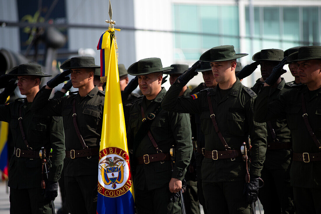 Kolumbianische Anti-Drogen-Polizei während einer Veranstaltung auf der CATAM - Airbase in Bogota, wo die Botschaft der Vereinigten Staaten von Amerika in Kolumbien 3 Lockheed Martin UH60 Black Hawks zur Verbesserung der Anti-Drogen-Operationen übergab, am 27. September 2023.