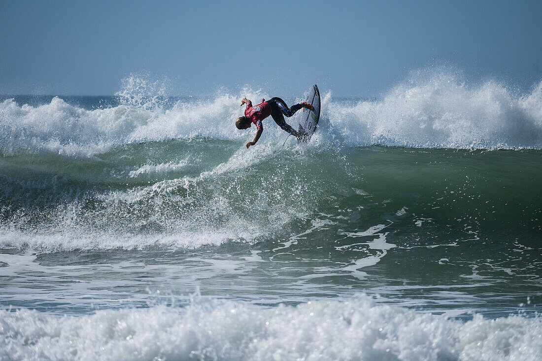 Jackson Dorian, junges hawaiianisches Surftalent und Sohn des legendären Shane Dorian, während des Quiksilver Festivals in Capbreton, Hossegor und Seignosse, bei dem 20 der besten Surfer der Welt, die von Jeremy Flores handverlesen wurden, im Südwesten Frankreichs gegeneinander antreten.