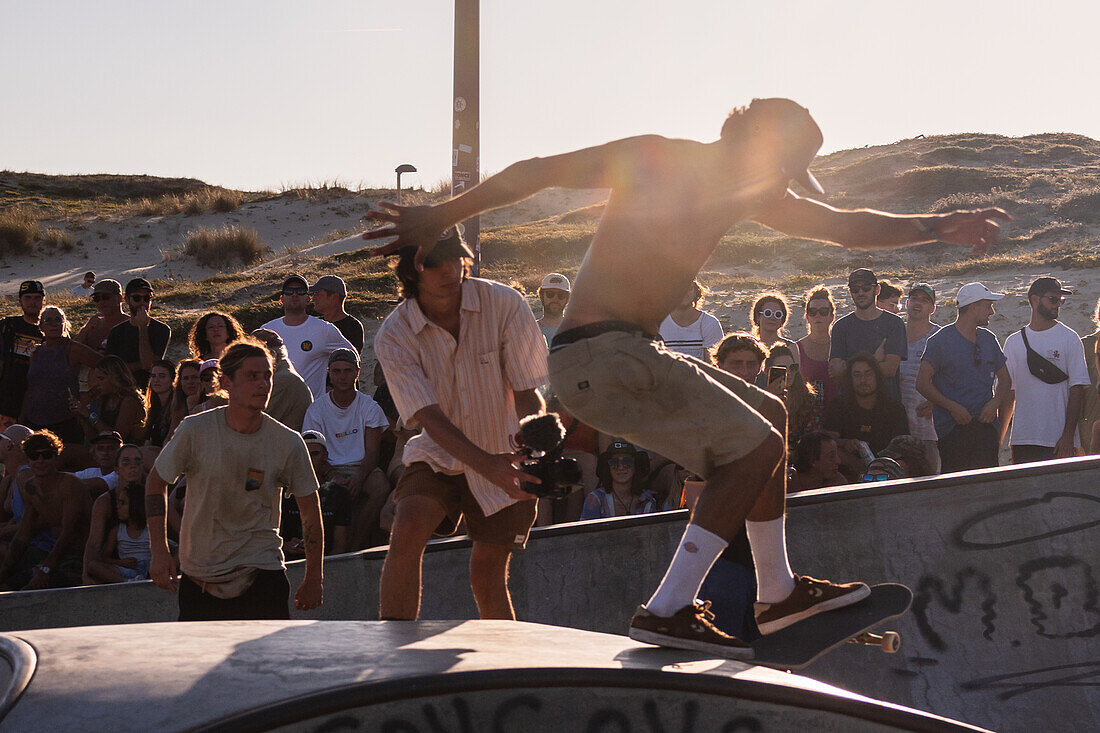 Skate-Event im Skatepark von Seignosse le Penon während des Quiksilver-Festivals in Capbreton, Hossegor und Seignosse, bei dem 20 der besten Surfer der Welt, die von Jeremy Flores handverlesen wurden, im Südwesten Frankreichs gegeneinander antreten.