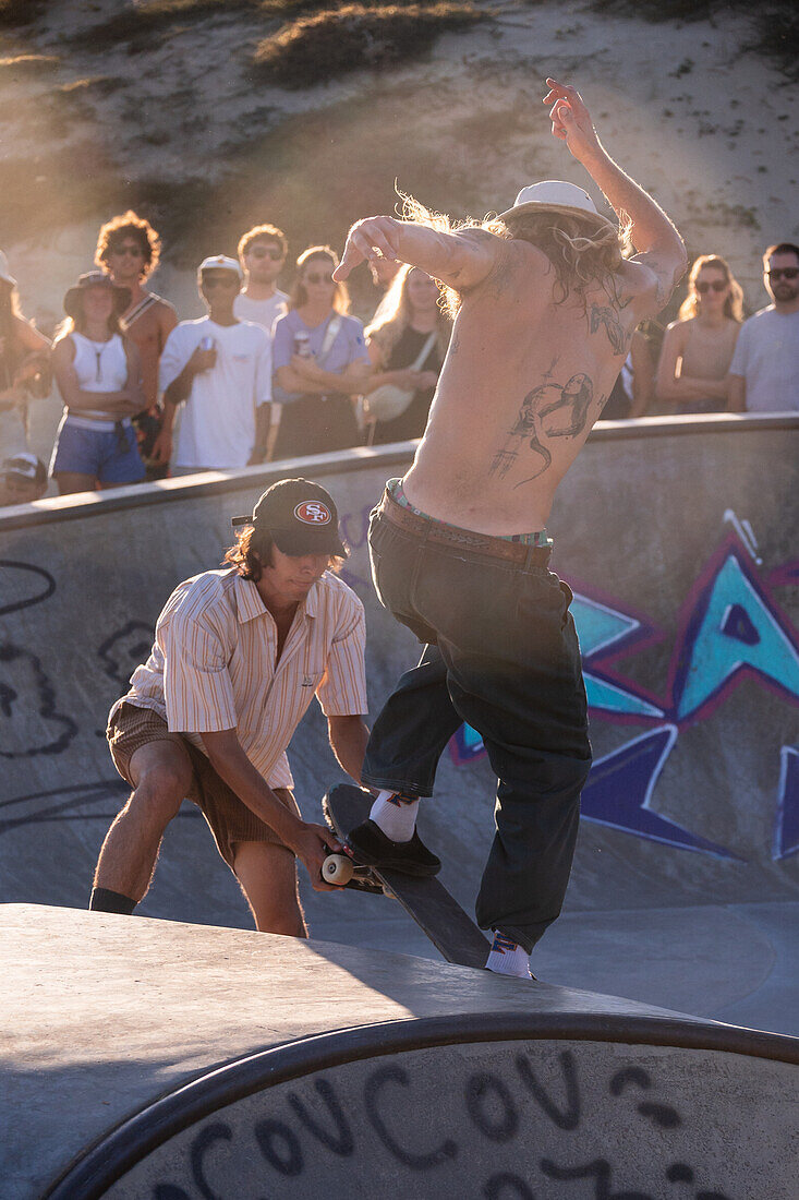 Skate-Event im Skatepark von Seignosse le Penon während des Quiksilver-Festivals in Capbreton, Hossegor und Seignosse, bei dem 20 der besten Surfer der Welt, die von Jeremy Flores ausgewählt wurden, im Südwesten Frankreichs gegeneinander antreten.