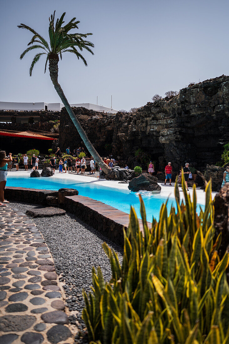 Jameos del Agua ist eine Reihe von Lavahöhlen und ein Kunst-, Kultur- und Tourismuszentrum, das vom lokalen Künstler und Architekten Cesar Manrique auf Lanzarote, Kanarische Inseln, Spanien, geschaffen wurde.
