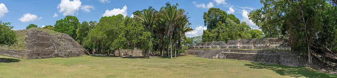 Plaza A-2, L-R: Struktur A-2, Struktur A-9 und Struktur A-13 im archäologischen Reservat Xunantunich in Belize.