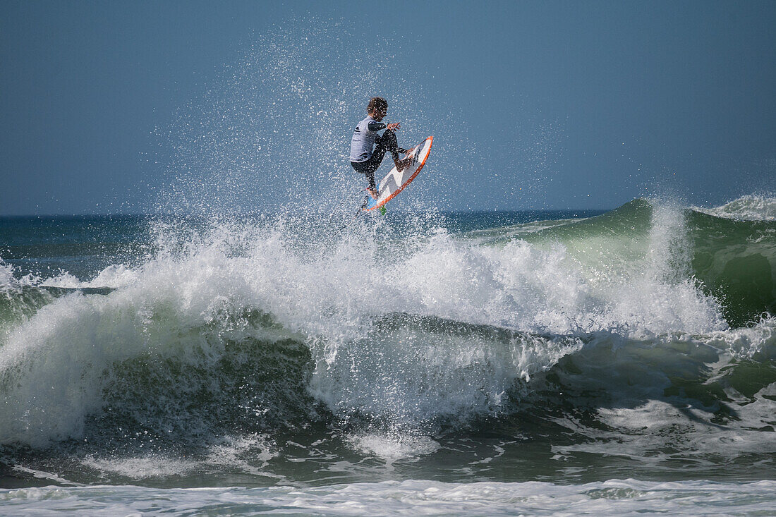 Der einheimische französische Surfer Sam Piter beim Quiksilver Festival in Capbreton, Hossegor und Seignosse, bei dem 20 der besten Surfer der Welt, die von Jeremy Flores ausgewählt wurden, im Südwesten Frankreichs gegeneinander antreten.