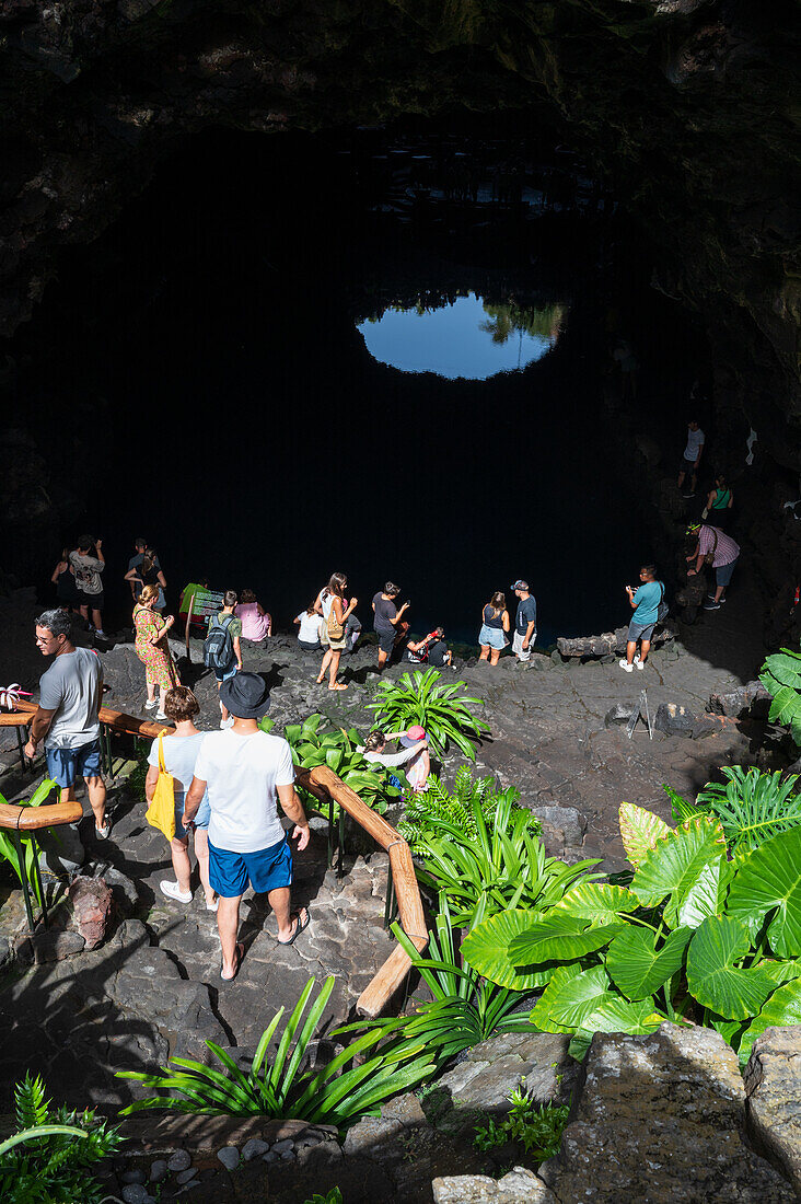 Jameos del Agua ist eine Reihe von Lavahöhlen und ein Kunst-, Kultur- und Tourismuszentrum, das vom lokalen Künstler und Architekten Cesar Manrique auf Lanzarote, Kanarische Inseln, Spanien, geschaffen wurde.