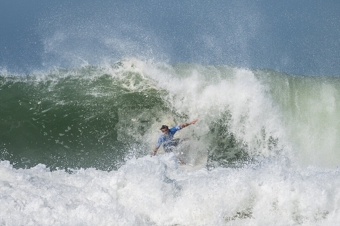 Marc Lacomare, französischer Profi-Surfer, während des Quiksilver-Festivals in Capbreton, Hossegor und Seignosse, bei dem 20 der besten Surfer der Welt, die von Jeremy Flores handverlesen wurden, im Südwesten Frankreichs gegeneinander antreten.
