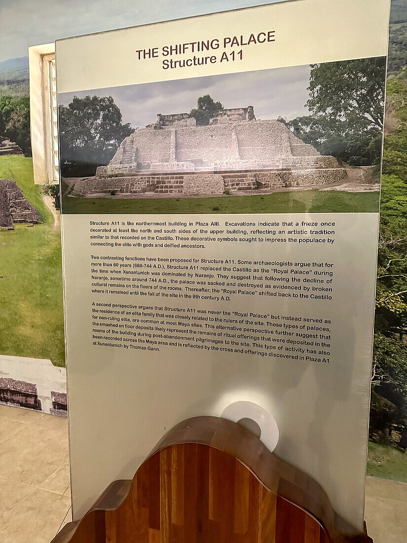 Eine Informationstafel über die Struktur A11 im Museum des archäologischen Reservats von Xunantunich in Belize.