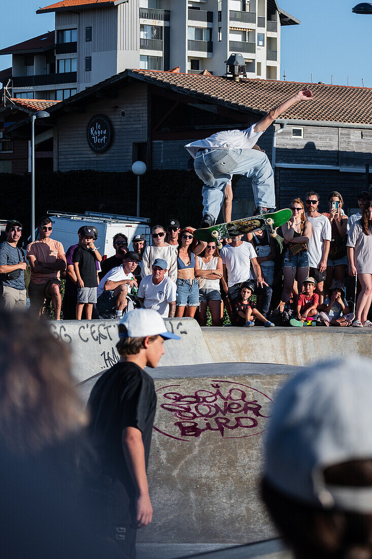 Skate-Event im Skatepark von Seignosse le Penon während des Quiksilver Festivals in Capbreton, Hossegor und Seignosse, mit 20 der besten Surfer der Welt, die von Jeremy Flores ausgewählt wurden, um sich im Südwesten Frankreichs zu messen.