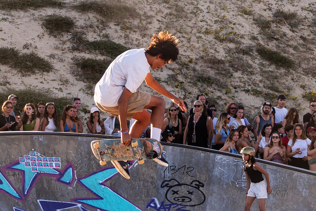 Skate-Event im Skatepark von Seignosse le Penon während des Quiksilver Festivals in Capbreton, Hossegor und Seignosse, bei dem 20 der besten Surfer der Welt, die von Jeremy Flores ausgewählt wurden, im Südwesten Frankreichs antreten.