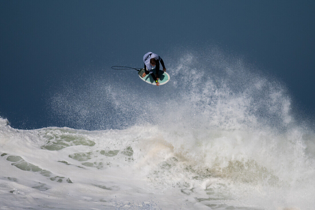 Der australische Profi-Surfer Josh Kerr während des Quiksilver Festivals in Capbreton, Hossegor und Seignosse, bei dem 20 der besten Surfer der Welt von Jeremy Flores ausgewählt wurden, um im Südwesten Frankreichs gegeneinander anzutreten.