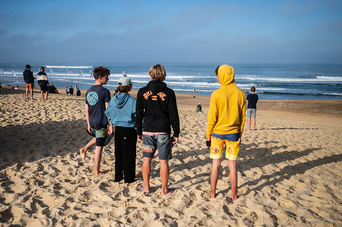 Quiksilver Festival in Capbreton, Hossegor und Seignosse, mit 20 der besten Surfer der Welt, die von Jeremy Flores ausgewählt wurden, um im Südwesten Frankreichs gegeneinander anzutreten.