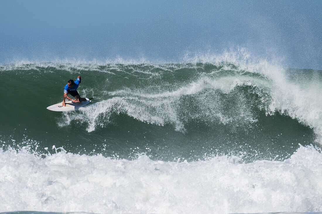 Marc Lacomare, französischer Profi-Surfer, während des Quiksilver-Festivals in Capbreton, Hossegor und Seignosse, bei dem 20 der besten Surfer der Welt, die von Jeremy Flores handverlesen wurden, im Südwesten Frankreichs gegeneinander antreten.