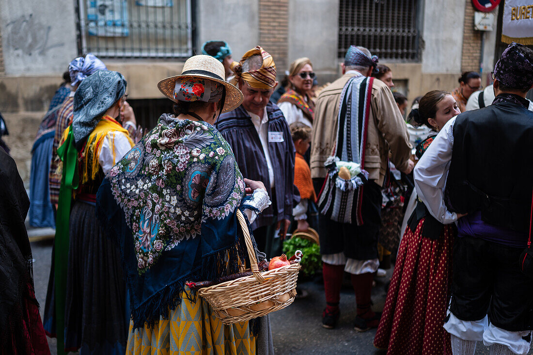 Das Obstopfer am Morgen des 13. Oktober während der Fiestas del Pilar, Zaragoza, Aragonien, Spanien