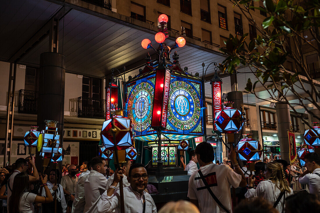 Der gläserne Rosenkranz, oder Rosario de Cristal, während der Fiestas del Pilar in Zaragoza, Spanien